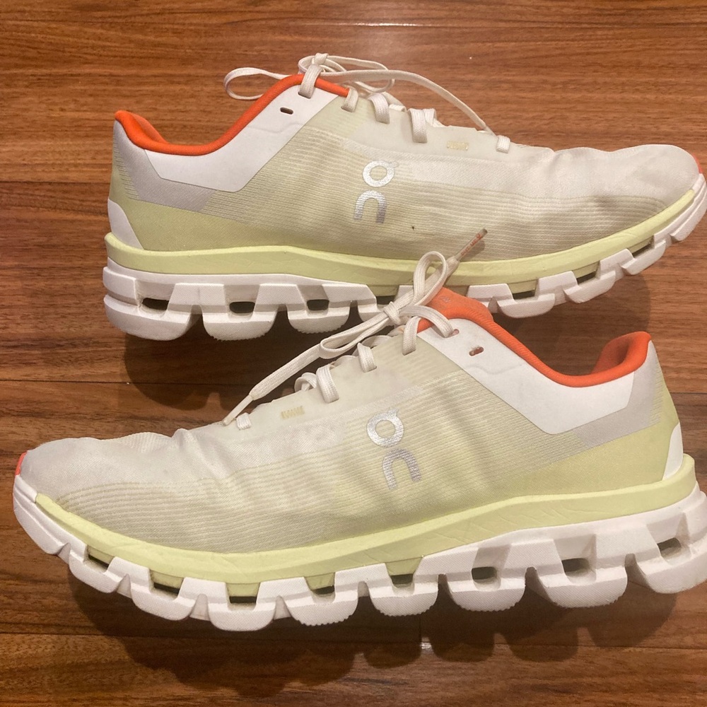 ON Cloudflow 4 White Hay  and Orange Men’s Size 10